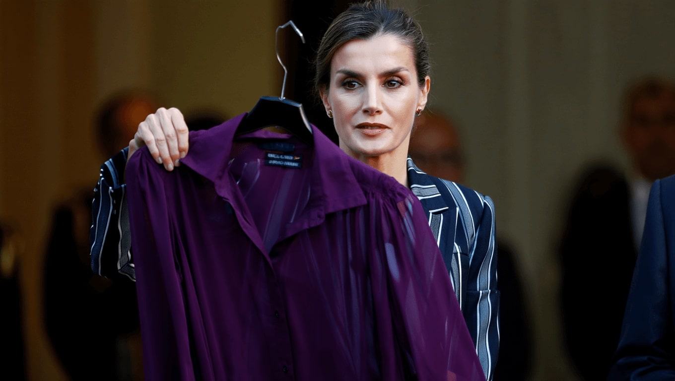 El elegante look de la reina Letizia: rescata una blusa morada de 2009 junto al traje de raya diplomática de Mirto