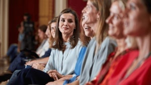 El plan cultural sorpresa de la reina Letizia: película y coloquio en el Ateneo de Madrid con un look informal y favorecedor