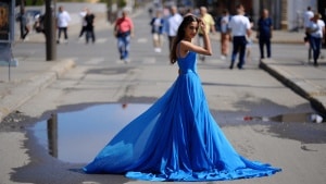 El color azul cerúleo está de moda: cómo lo incluyen las más elegantes y los básicos más bonitos