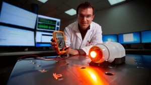 Un laboratorio elige la mejor baliza V16. Y sí, se viene polémica con la DGT otra vez