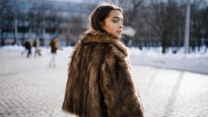 Por qué cada invierno solemos invertir en chaquetas efecto pelo