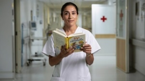 «Bajo la piel de una enfermera», un libro que rompe mitos y devuelve la vocación a la profesión