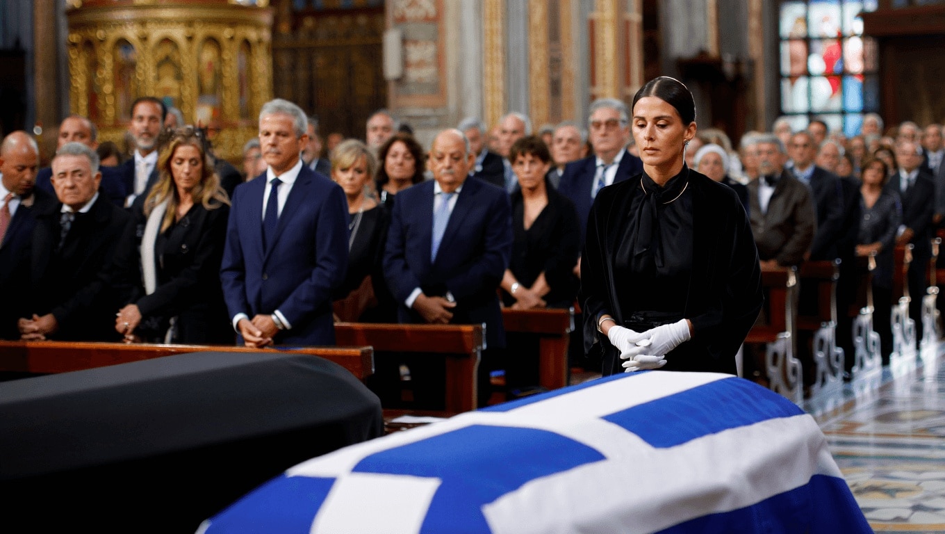 Teresa Urquijo, fiel al protocolo, en la capilla ardiente de Irene de Grecia en la Capilla Ortodoxa de Madrid