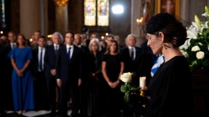 Isabel Díaz Ayuso, clásica y sobria, acude a la capilla ardiente de Irene de Grecia en Madrid