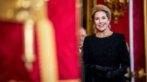 Mary de Dinamarca deslumbra en Año Nuevo con el truco de estilo perfecto para repetir prendas sin que se note