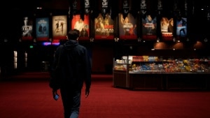 Solo 17 días en cartelera: el plan de Netflix con Warner que podría hundir a los cines