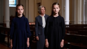 La princesa Leonor y la infanta Sofía, muy unidas y apoyando a la reina Sofía, en la capilla ardiente de Irene de Grecia en Madrid