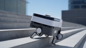 Roborock se pasa el juego y presenta un robot aspirador con patas capaz de subir escaleras