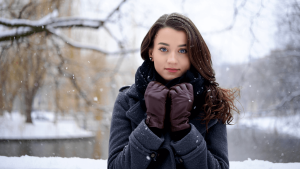 Calentita y estilosa: tejidos perfectos para combatir el frío este invierno