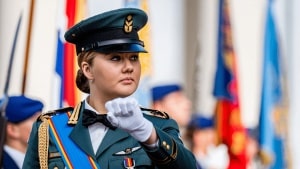 Amalia de Holanda impacta vestida de militar en su graduación: camuflaje, moño pulido y un encuentro muy especial