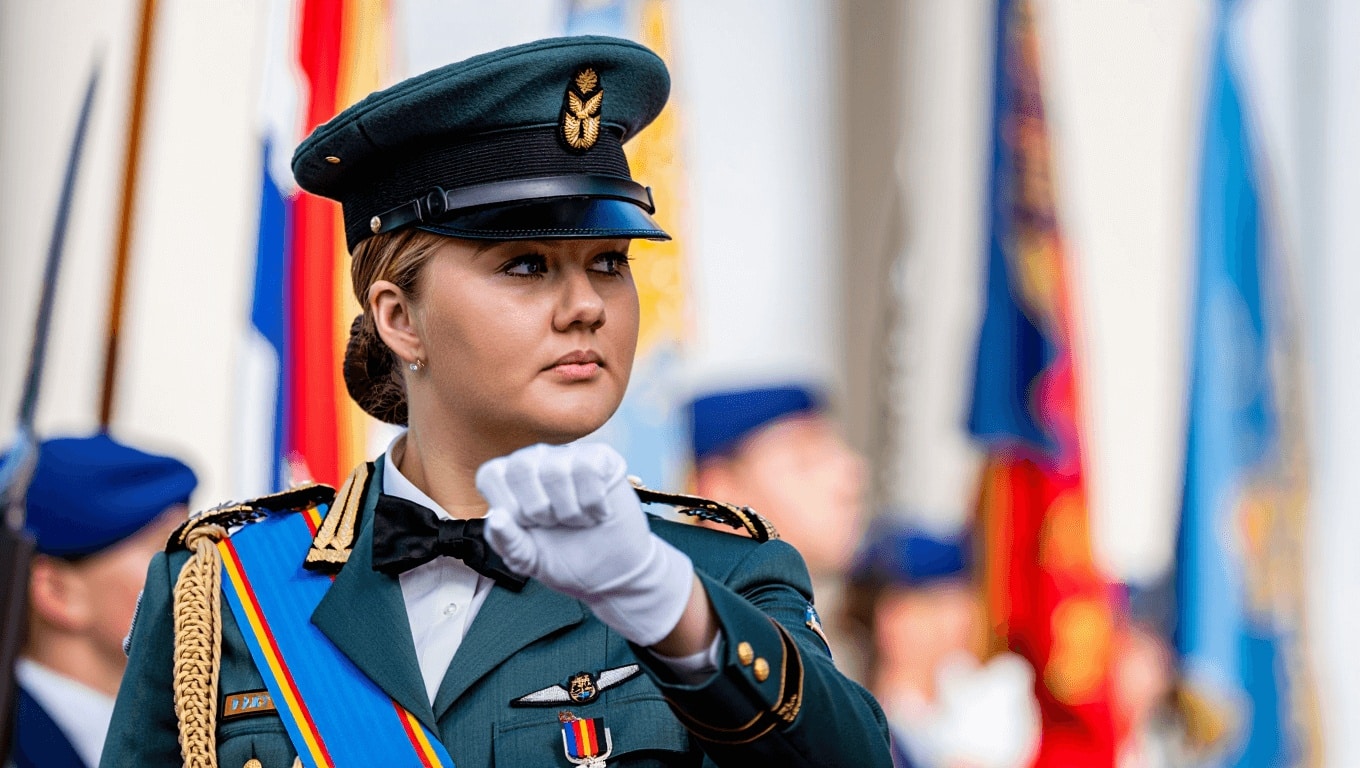 Amalia de Holanda impacta vestida de militar en su graduación: camuflaje, moño pulido y un encuentro muy especial