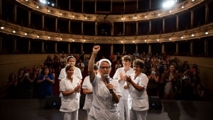 Las enfermeras ponen en pie al Gran Teatro de Cáceres en un espectáculo que reivindica su rol fundamental en la investigación en salud