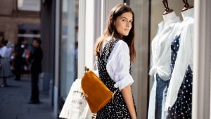 Las novedades de Mango de la semana: camisas blancas, vestidos de lunares y bolsos de ante