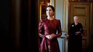 Mary de Dinamarca, espectacular con el vestido de invitada perfecto para invierno: en terciopelo y de inspiración oriental