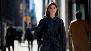 El look de la nieta de Carolina Herrera en Nueva York: roba el protagonismo a su abuela con una gabardina disponible en Stradivarius