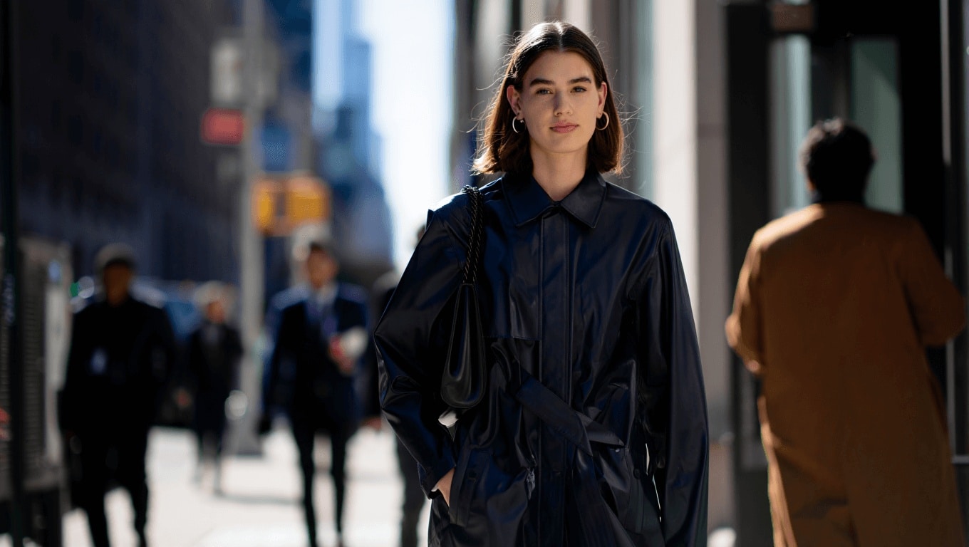 El look de la nieta de Carolina Herrera en Nueva York: roba el protagonismo a su abuela con una gabardina disponible en Stradivarius