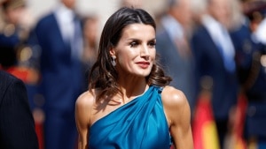 La reina Letizia cambia el traje por un vestido de Carolina Herrera que no esperábamos