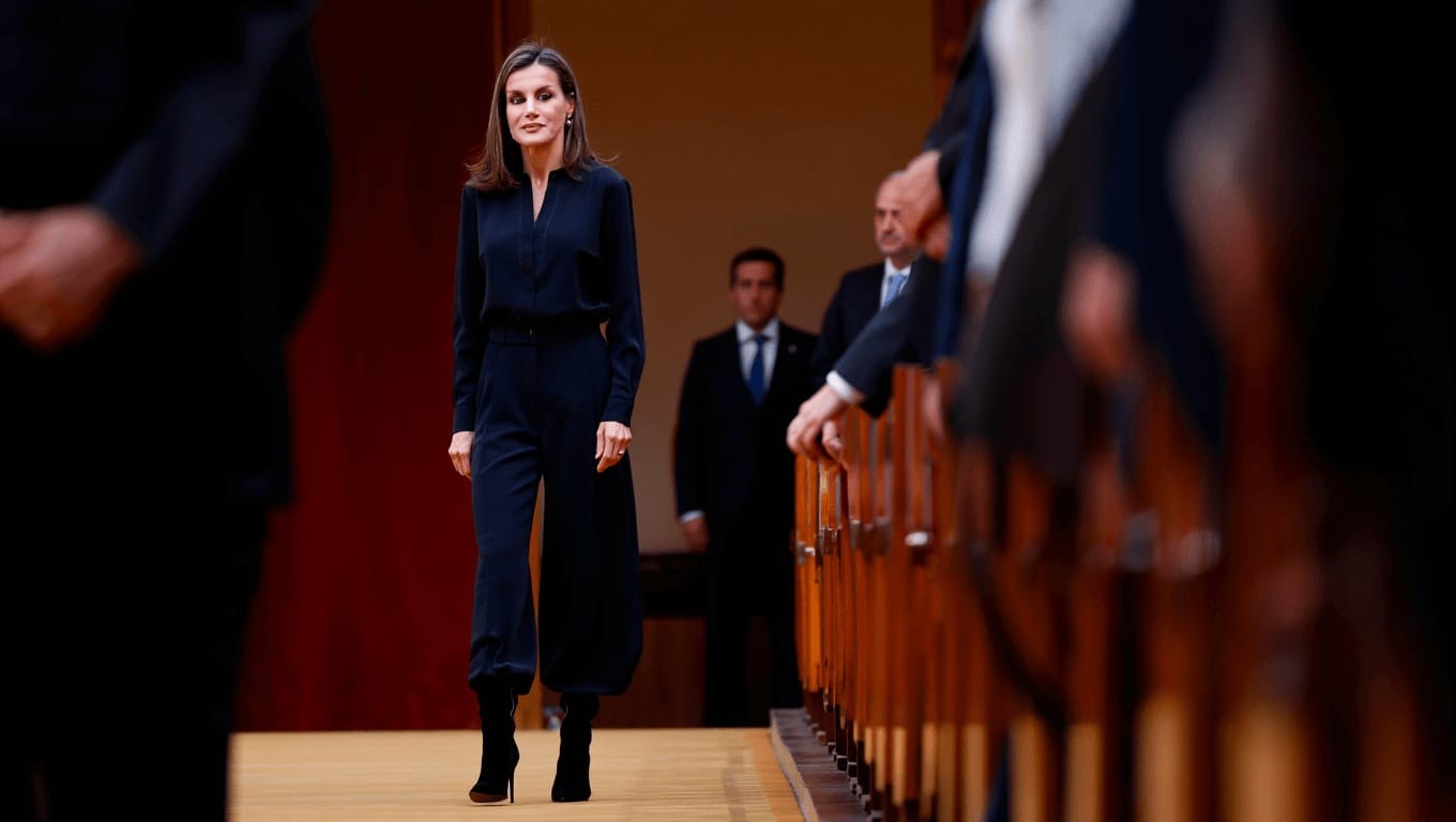 La reina Letizia vuelve a ponerse el precioso mono de Teresa Helbig: acierta con botas negras altas