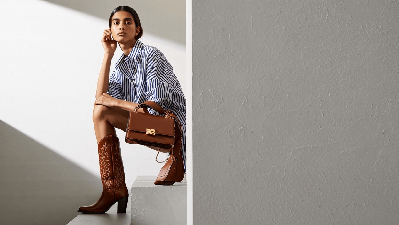 Las novedades de Stradivarius de la semana: camisas de rayas, botines de estilo cowboy y bolsos marrones