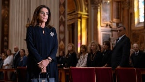 Naty Abascal rinde homenaje a Valentino en su capilla ardiente con un bolso negro y su accesorio favorito