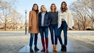 Los looks más elegantes del invierno se llevan con vaqueros: así los estilizan las mejor vestidas