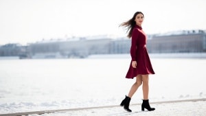 Este vestido de 40 euros de Parfois es todo lo que necesitas para un look de invierno con botas negras