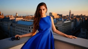 Añade color a tus looks: el azul capri es el favorito de las chicas minimalistas
