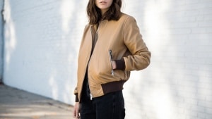 La chaqueta bomber regresa en una versión más elegante que no te quitarás en toda la primavera