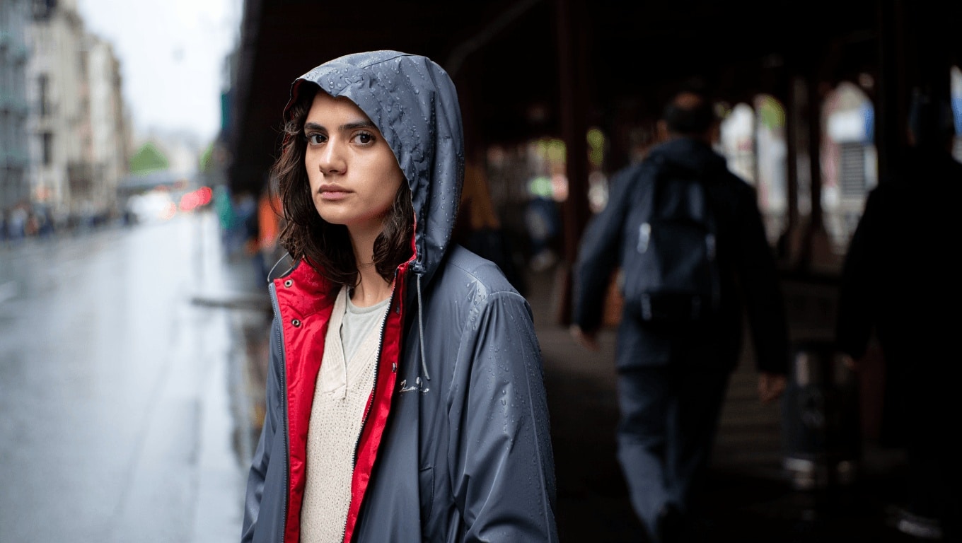 Chaquetas con capucha originales para las que están cansadas de los días de lluvia