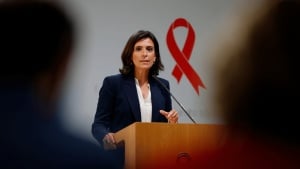 Mónica García llama a combatir el estigma asociado al VIH con información, empatía, arte y políticas públicas