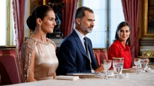 La Gran Duquesa de Luxemburgo se viste de Alta Costura en el almuerzo con los reyes: el espectacular mono de Elie Saab