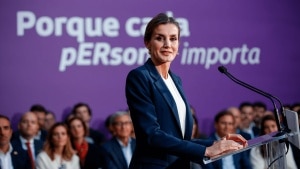 La reina Letizia vuelve al traje en el Día Mundial de las Enfermedades Raras: de Carolina Herrera y en un color muy primaveral
