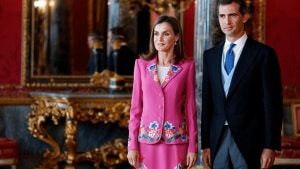La reina Letizia vuelve a vestir de Felipe Varela: el traje de dos piezas con flores bordadas perfecto para la primavera