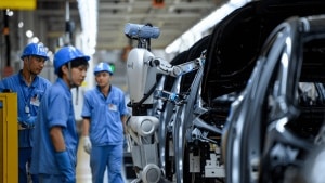 Xiaomi ya utiliza robots humanoides para fabricar el SU7: son «becarios», según su presidente