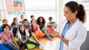 Los estudiantes de Enfermería acercan la salud sexual responsable a los más jóvenes en la Feria Madrid es Ciencia 2026