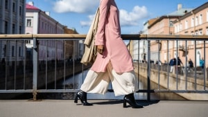 Las novedades de Stradivarius de la semana: vestidos midi, pantalones bombachos y botines de primavera