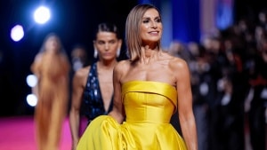 Yolanda Díaz eclipsa a Begoña Gómez en los Premios Goya 2026 con un vestido amarillo de Carolina Herrera
