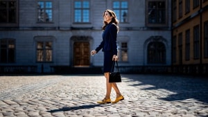 Los zapatos amarillos sorpresa del último look de Mary de Dinamarca: el significado de este calzado repetido