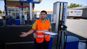Spanish trade unions call off nationwide petrol station strikes