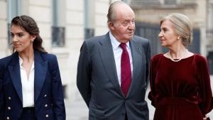 Acertadas y elegantes: los estilismos de las infantas Elena y Cristina para acompañar al rey Juan Carlos en París