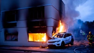 National Police vehicle crashes into a house in Valencia, causing a fire
