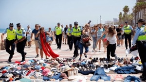 Police crack down on illegal street vending in Alicante town: vendors flee leaving almost 500 articles behind