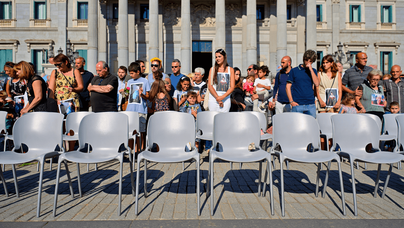 Protest at Spain's lower house headquarters denounces neglect over Adamuz and Valencia 'dana' tragedies