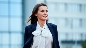 La reina Letizia estrena la blusa más bonita de su armario en 2026: con lazo XL y estampado de rayas