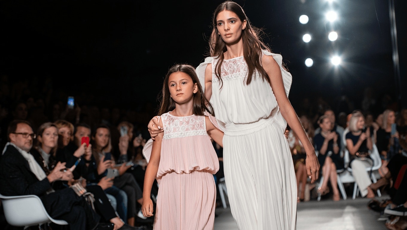 SIMORRA presenta en MBFWM la colección que compartirán madres e hijas: «Nos inspiramos en la pureza del material para conectar con todas las generaciones»