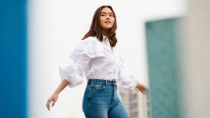 Las blusas con mangas abullonadas que van a elevar tus looks con vaqueros