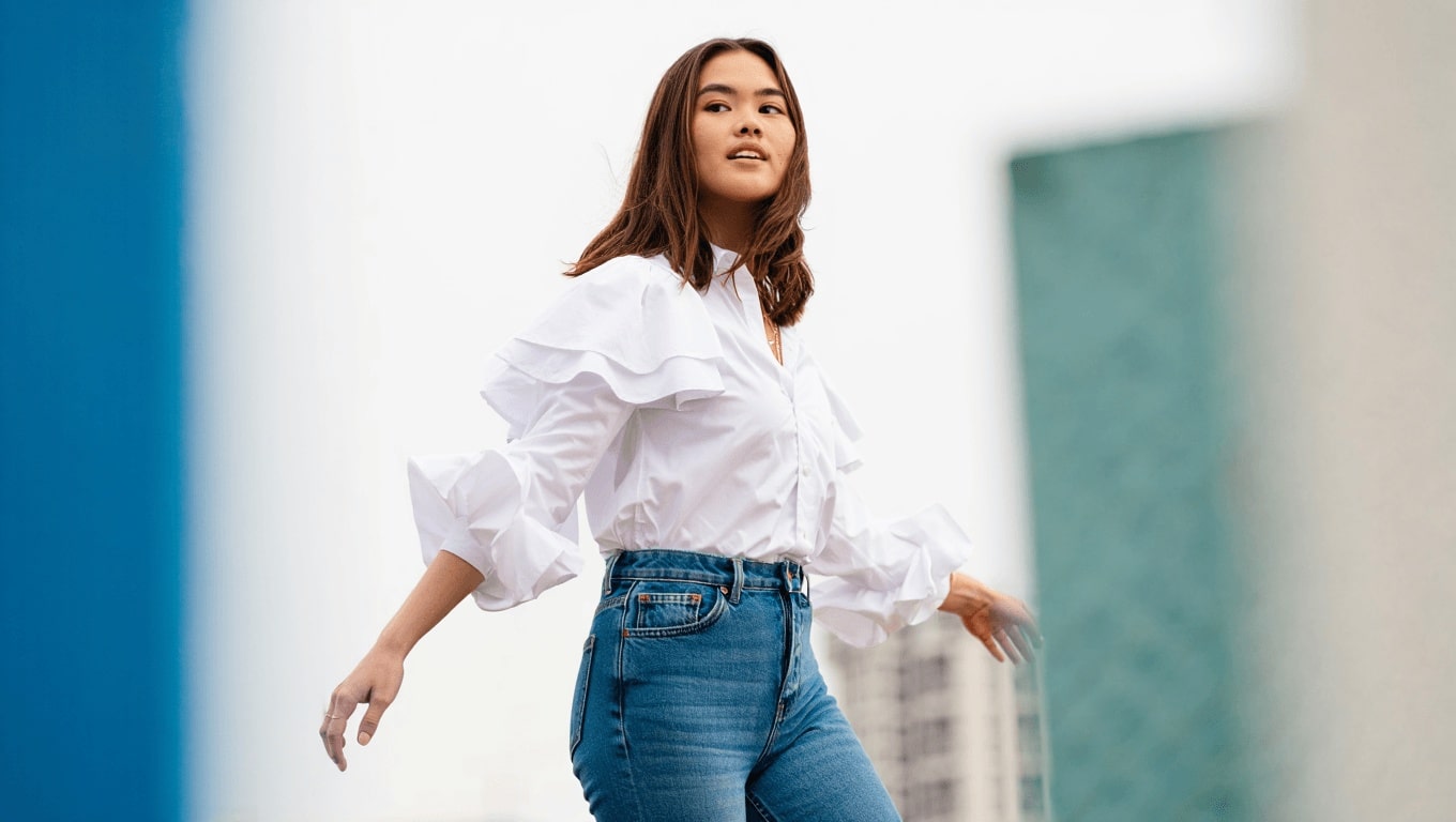 Las blusas con mangas abullonadas que van a elevar tus looks con vaqueros