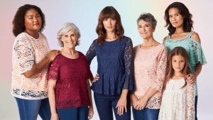 Adoro estas blusas de encaje: seis modelos muy ponibles y versátiles que favorecen a todas