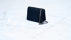 Por qué invertir ahora en un bolso negro mini tiene más sentido del que parece