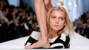 Las sandalias sin suela de Chanel y otras tendencias imposibles en los desfiles de moda